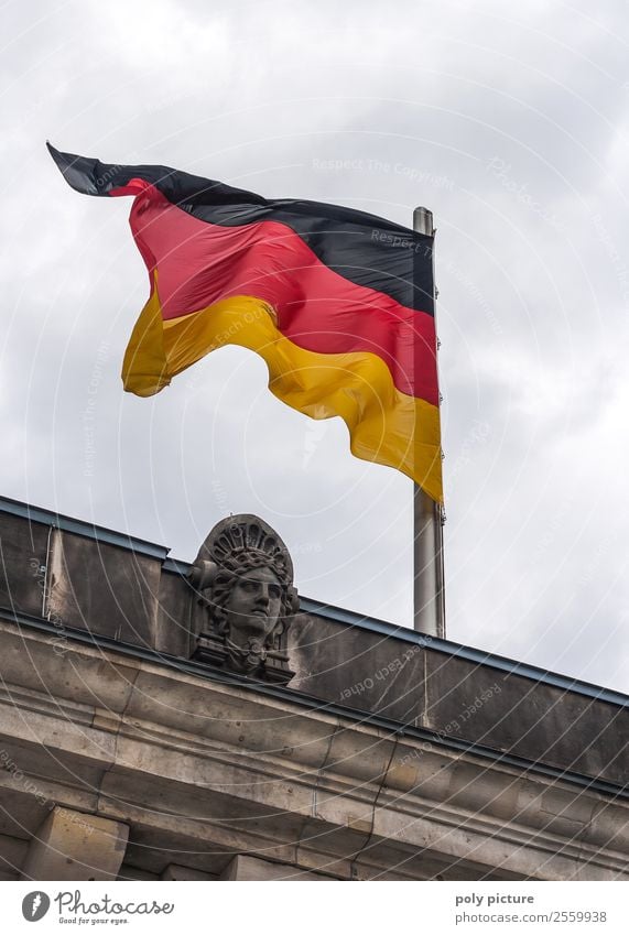 Deutschland-Fahne am Reichstag in Berlin Hauptstadt Stadtzentrum Deutscher Bundestag gleich Identität einzigartig Politik & Staat Staatssymbol Deutsche Flagge