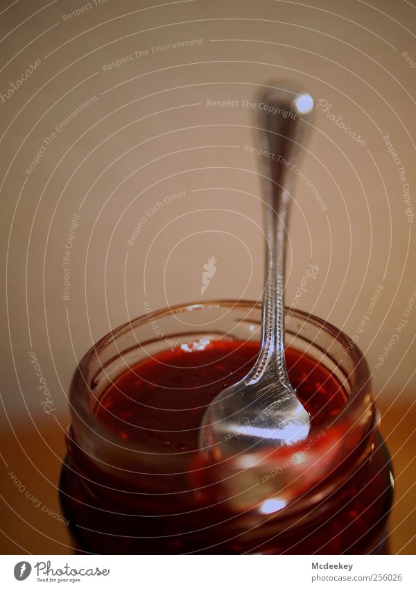 süße Schärfe Lebensmittel Marmelade Glas Löffel Duft glänzend lecker natürlich braun grau rosa rot schwarz silber weiß Himbeeren Kaffeelöffel offen direkt Holz