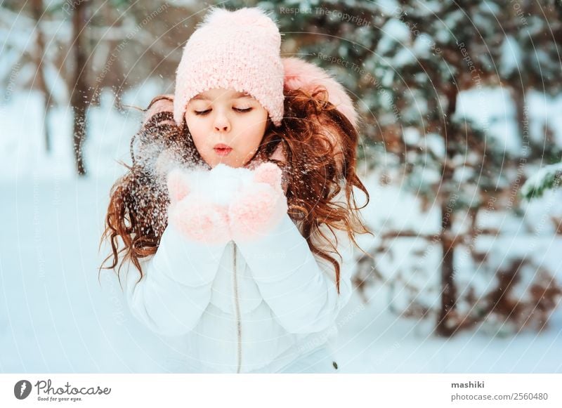 Winterporträt eines glücklichen Kindes Mädchens beim Spielen im Freien Freude Ferien & Urlaub & Reisen Abenteuer Freiheit Schnee Kindheit Natur Schneefall Baum