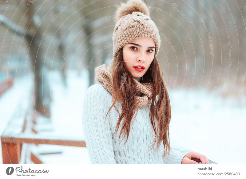 Winter Nahaufnahme Outdoor-Porträt der schönen jungen Frau Stil Freude Gesicht Ferien & Urlaub & Reisen Schnee feminin Erwachsene Natur Wetter Schneefall Park