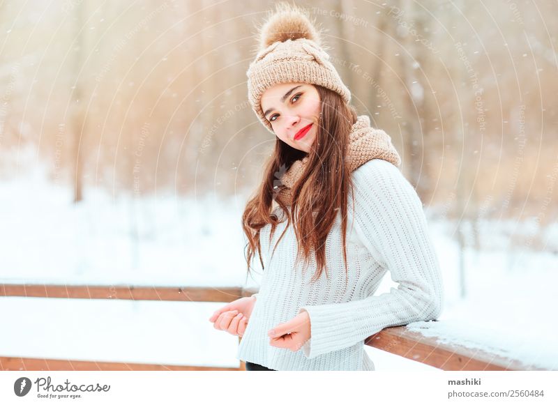 Winterporträt einer glücklichen jungen, stilvollen Frau beim Spazierengehen Stil Freude Glück Gesicht Schminke Lippenstift stricken Ferien & Urlaub & Reisen