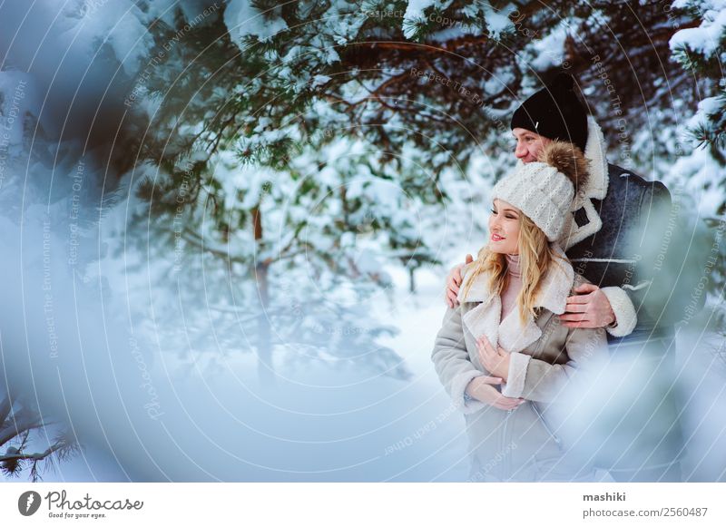 Ein glückliches Paar, das einen schönen Tag im Freien im verschneiten Winterwald verbringt. Lifestyle Freude Ferien & Urlaub & Reisen Abenteuer Freiheit Schnee