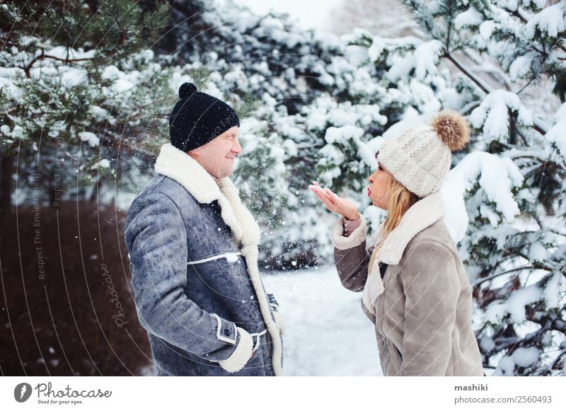 Winterportrait eines glücklichen Paares beim Spielen im verschneiten Wald Lifestyle Freude Ferien & Urlaub & Reisen Abenteuer Freiheit Schnee Frau Erwachsene