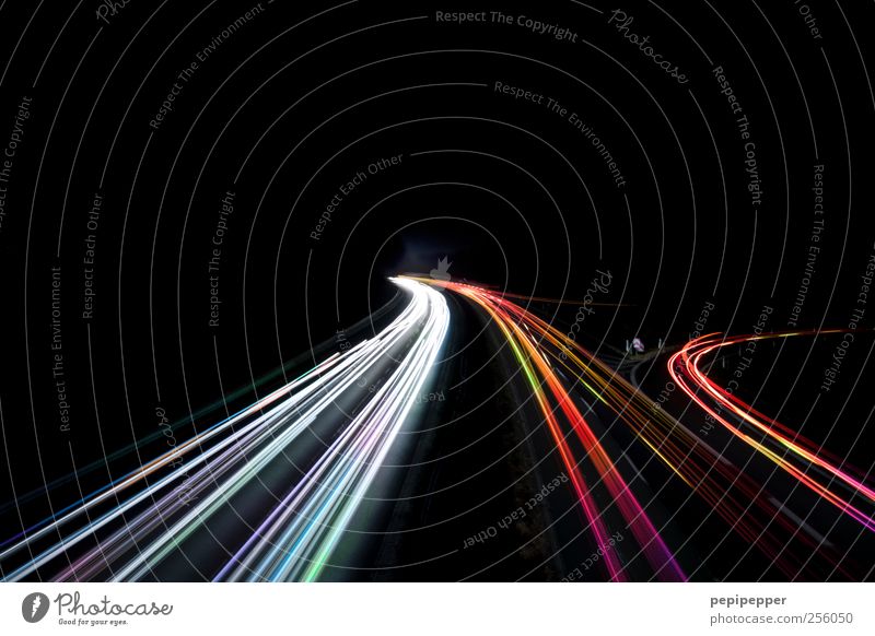 datenautobahn Internet Verkehr Verkehrswege Straßenverkehr Autofahren Autobahn Fahrzeug Bewegung leuchten mehrfarbig Außenaufnahme Experiment abstrakt