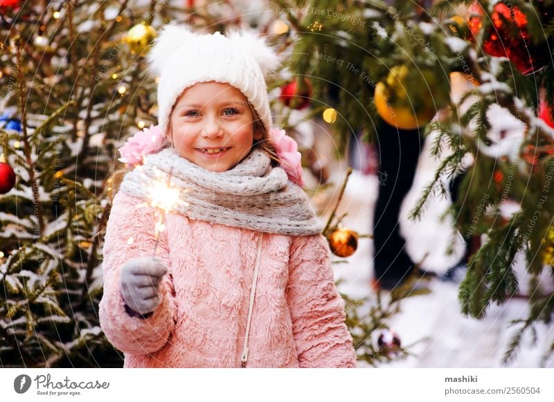 Weihnachtsporträt eines glücklichen Kindes Mädchens mit brennender Wunderkerze kaufen Glück Winter Dekoration & Verzierung Silvester u. Neujahr Kindheit Baum
