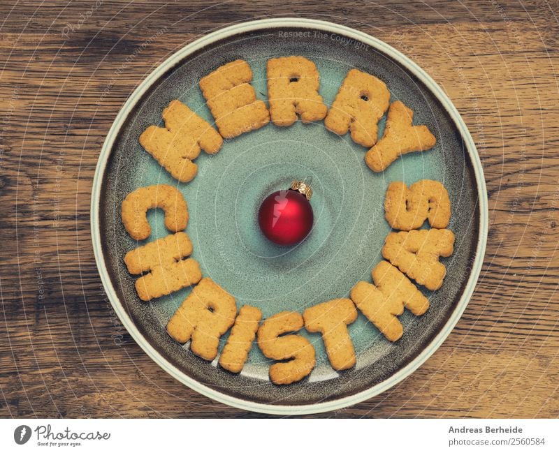Merry Christmas Kekse auf einem Teller Dessert Stil Winter Feste & Feiern Weihnachten & Advent lecker süß high angle top view wooden shiny red ball bauble plate