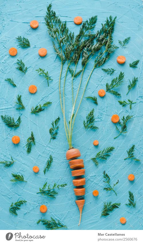 Karotten in Scheiben geschnitten auf blauem Grund. Flache Verlegung. Gemüse Ernährung Vegetarische Ernährung Glück schön Gesundheit Leben Sommer