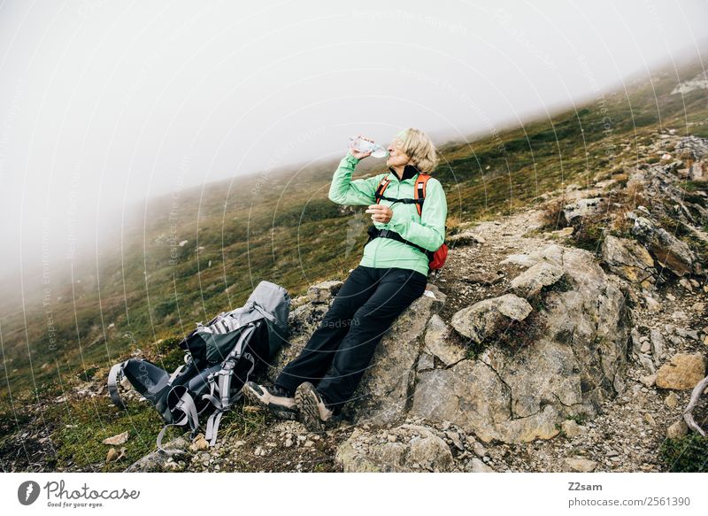 Rentner trinkt auf dem Berggipfel Berge u. Gebirge wandern Weiblicher Senior Frau 1 Mensch 60 und älter Natur Landschaft Herbst schlechtes Wetter Nebel Alpen