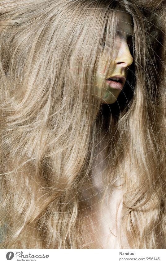 und der Gelassenheit eines Baumes Mensch feminin Haare & Frisuren 1 ästhetisch langhaarig bemalt Schminke Beautyfotografie blond eigen Farbfoto Gedeckte Farben