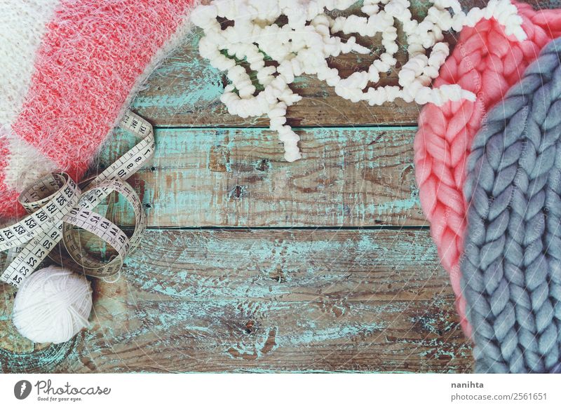 Strick- und Holzhintergrund Freizeit & Hobby stricken Arbeit & Erwerbstätigkeit Beruf Modebranche Schneider Herbst Winter Bekleidung Pullover Wolle