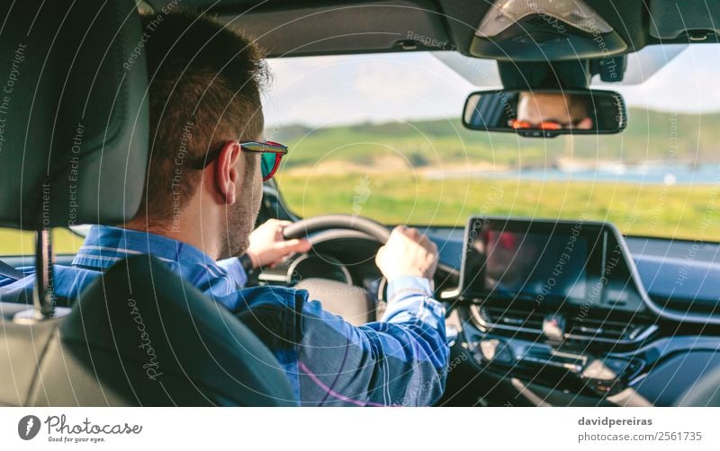 Junger Mann, der die Lenkung beim Fahren hält. Lifestyle Ferien & Urlaub & Reisen Ausflug Abenteuer Bildschirm Technik & Technologie Mensch Erwachsene Arme Hand
