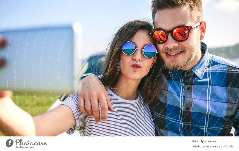 Junges Paar, das einen Selfie auf dem Auto macht. Lifestyle Glück schön Ferien & Urlaub & Reisen Ausflug Meer PDA Mensch Frau Erwachsene Mann Lippen Küste PKW