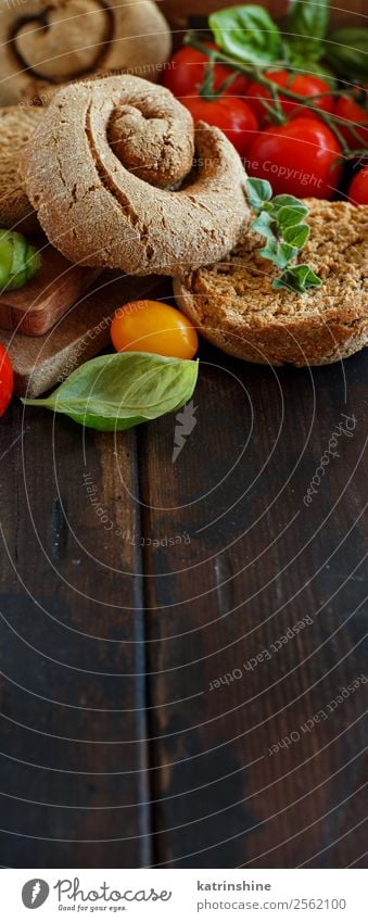Frisella, typisches süditalienisches Brot Gemüse Holz dunkel hell braun grün Süden Italienisch frisa geröstet trocknen Salento apulisch Spezialitäten rustikal