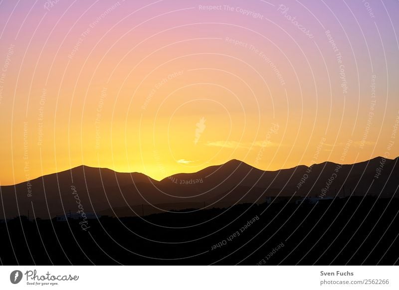 Sonnenuntergang auf Lanzarote Ferien & Urlaub & Reisen Tourismus Sommer Berge u. Gebirge Natur Landschaft Himmel Horizont Sonnenaufgang Vulkan dunkel blau gold