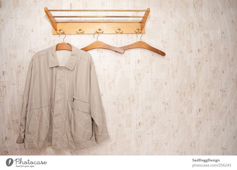 Zu Ulbach im Ochsen Mode Bekleidung Jacke Kleiderhaken Kleiderbügel alt retro braun beige Haken Holz Eiche altmodisch veraltet Bieder Vignettierung