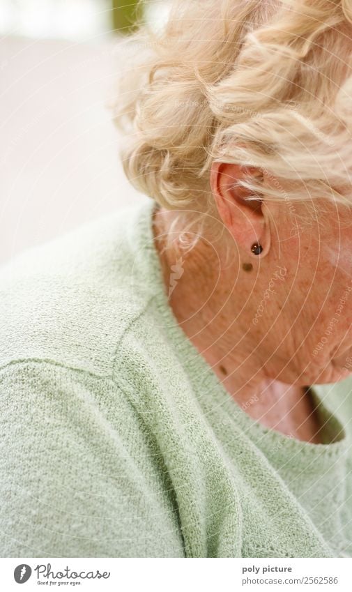 Rentnerin (Seitenansicht) feminin Frau Erwachsene Weiblicher Senior Leben Kopf Haare & Frisuren Ohr 60 und älter Freizeit & Hobby Fürsorge