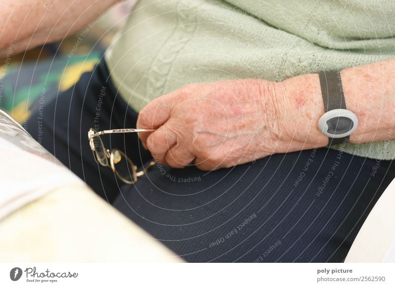 Rentnerhand mit Brille Gesundheit Seniorenpflege Frau Erwachsene Weiblicher Senior Männlicher Senior Mann Großeltern Großmutter Leben Arme Hand 45-60 Jahre
