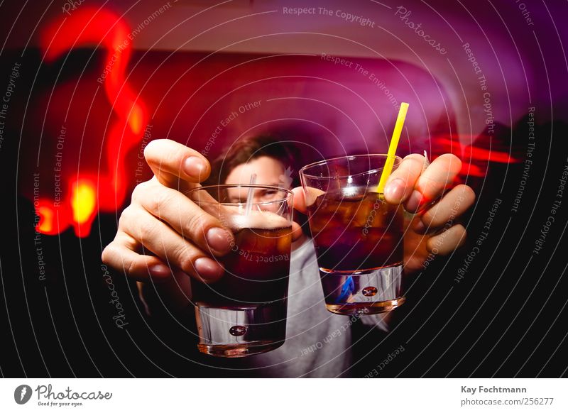 Cheers! Stil Freude Alkohol Nachtleben Bar Cocktailbar ausgehen Feste & Feiern clubbing trinken Mensch maskulin Junger Mann Jugendliche Leben Hand Finger 1