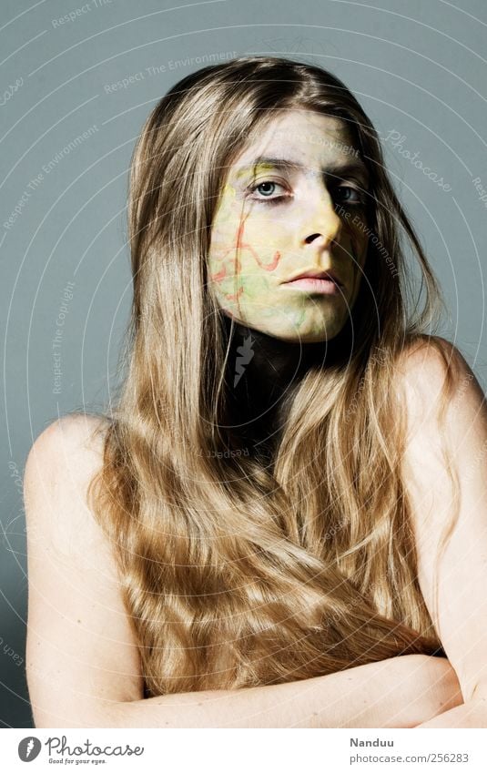 um dann voll da zu sein. Mensch feminin 1 18-30 Jahre Jugendliche Erwachsene ästhetisch bemalt mehrfarbig Haare & Frisuren Körpermalerei seltsam ernst