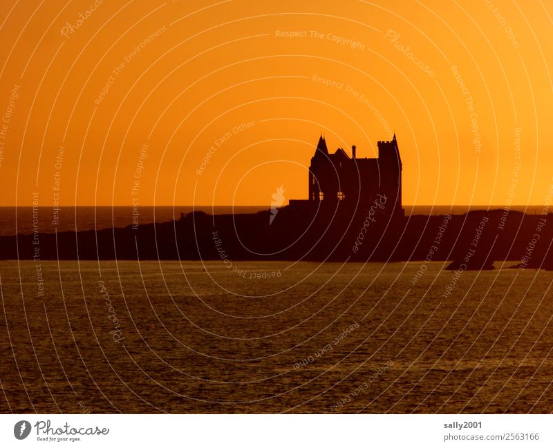 wie im Märchen... Traumhaus Sonnenaufgang Sonnenuntergang Schönes Wetter Küste Meer Haus Palast Burg oder Schloss fantastisch Einsamkeit Horizont Unendlichkeit