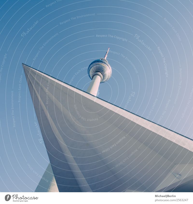 Fernsehturm Berlin von unten mit Vorbau Deutschland Turm Bauwerk Gebäude Architektur Sehenswürdigkeit Wahrzeichen Alexanderplatz Ferien & Urlaub & Reisen blau