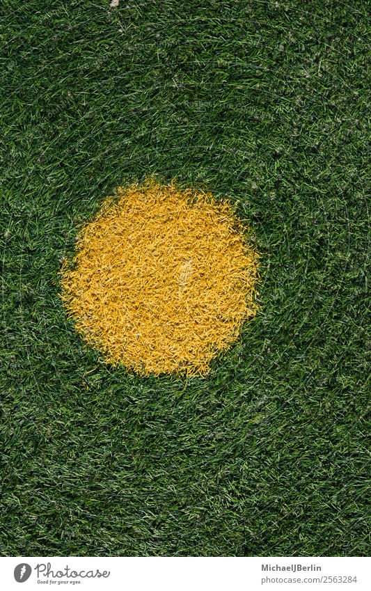 Elfmeterpunkt auf Kunstrasen Fussballplatz Design Sport Fußball Fußballplatz gelb grün Hintergrundbild Punkt Kreis Strukturen & Formen Gras Rasen Feld Angst