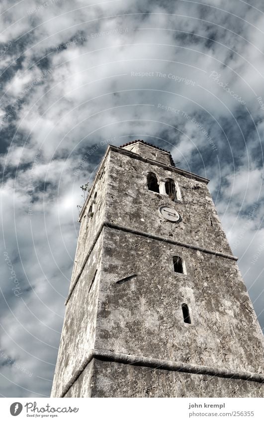 5 vor 12 Wolken Kroatien Dorf Kleinstadt Altstadt Kirche Turm Bauwerk Gebäude Architektur alt ästhetisch grau Macht Mut Romantik Wahrheit Ehrlichkeit