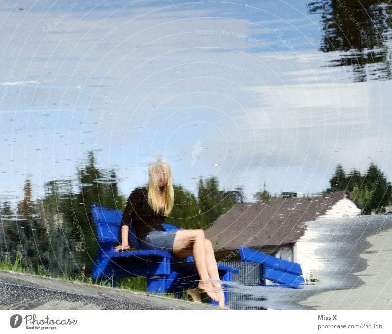 Überwasserwelt Mensch feminin Frau Erwachsene 1 Wasser See sitzen Beine Reflexion & Spiegelung Wasserspiegelung Pfütze Parkbank Farbfoto Außenaufnahme