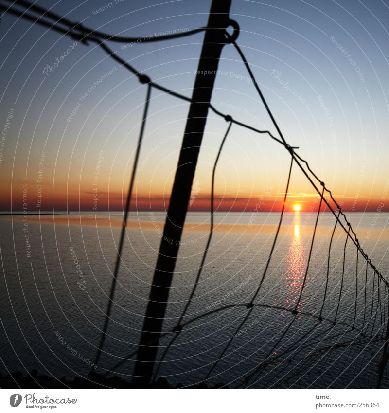 Soulfood • Netz vor Sonnenuntergang Meer Wasser Himmel Horizont Nordsee Metall rot Gefühle Stimmung Ewigkeit Inspiration Natur Trennung Umwelt