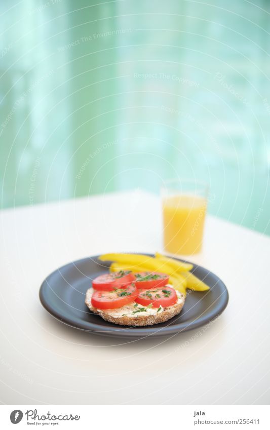 . Lebensmittel Gemüse Brötchen Paprika Paprikastreifen Ernährung Frühstück Bioprodukte Vegetarische Ernährung Getränk Saft Orangensaft Geschirr Teller Glas