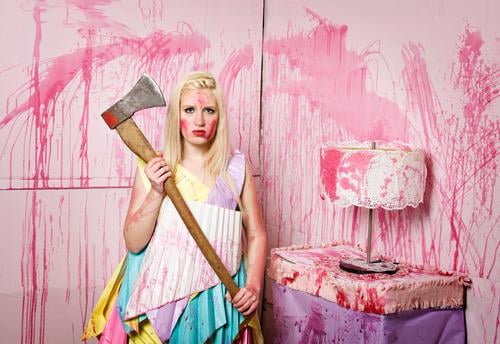 Carrie`s playroom Möbel Lampe Mensch feminin Junge Frau Jugendliche Erwachsene 1 18-30 Jahre blond beobachten außergewöhnlich gruselig trashig verrückt rosa Mut