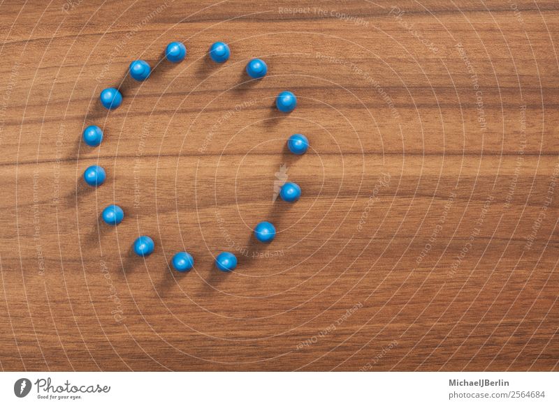 Figuren im Kreis auf einem Tisch Spielen Menschengruppe rund blau Spielfigur Insel Runde Zusammensein gleich Sitzung Zirkel Geometrie Strukturen & Formen