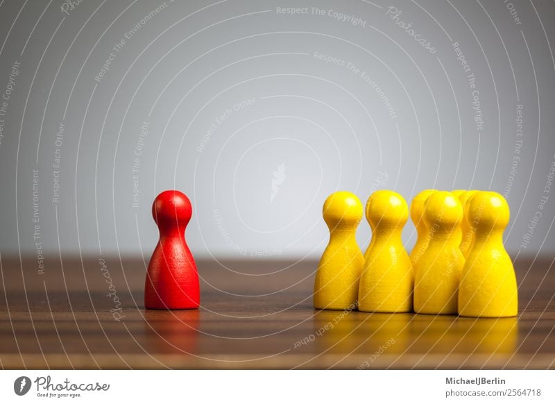 Einzelne rote Figur vor Gruppe gelber Figuren Spielen Einsamkeit Team Symbole & Metaphern Gegenteil Führer Menschengruppe gegen Verschiedenheit Menschenmenge