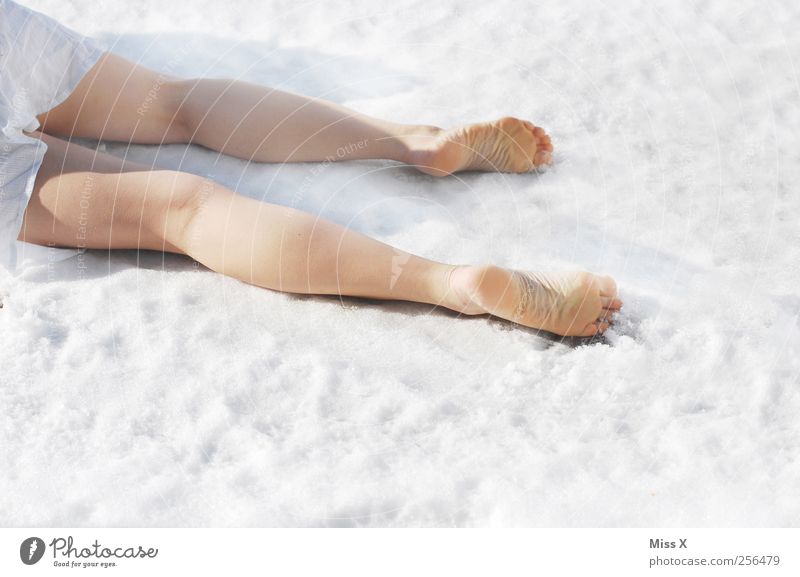 Frostbeulen Mensch feminin Beine Fuß 1 Winter Schnee Kleid liegen weiß Tod Farbfoto Außenaufnahme Textfreiraum unten Vor hellem Hintergrund Freisteller