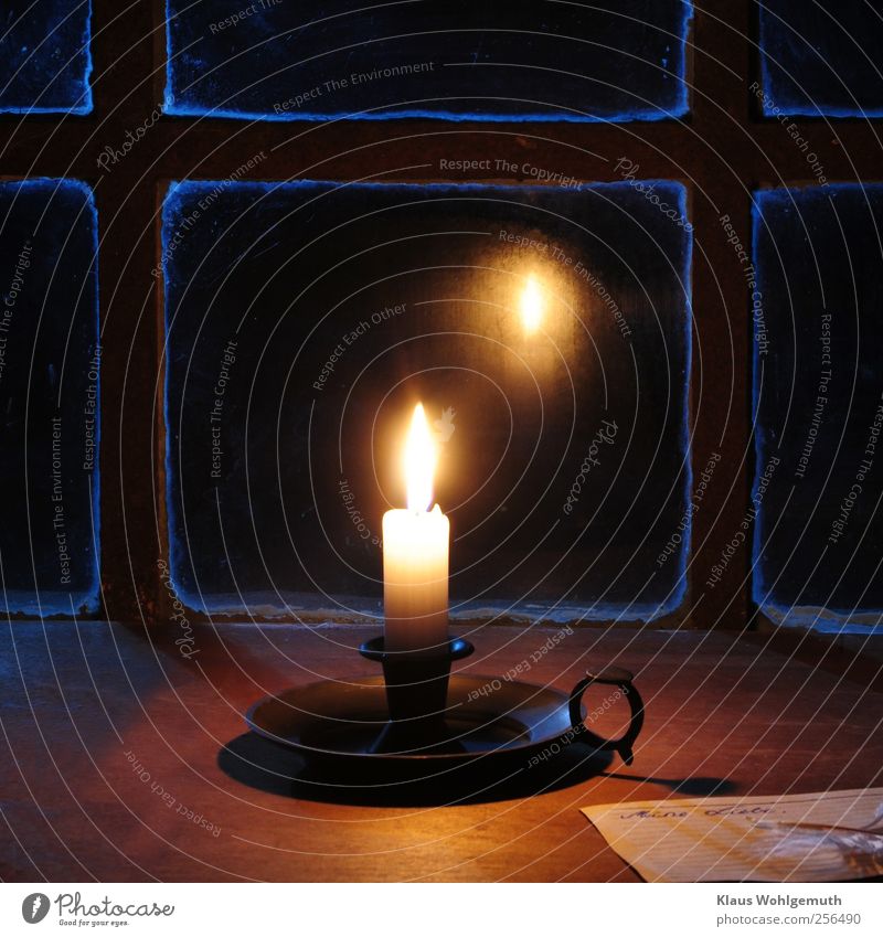 "Meine Liebe", steht auf einem Zettel den eine Kerze vor einem rostigen Sprossenfenster beleuchtet Weihnachten & Advent Trauerfeier Beerdigung Fenster