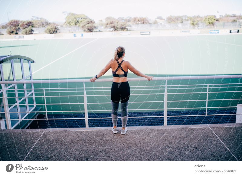 junge atheltische Frau auf dem Sportplatz Lifestyle Körper Sommer Joggen Stadion Mensch Erwachsene Natur Gras Bekleidung Denken stehen grün Einsamkeit Zukunft