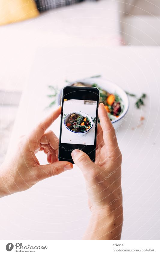 Blogger, der ein Foto von der Lebensmittelvorbereitung in der Küche macht. Gemüse Diät Lifestyle schön Tisch Telefon Technik & Technologie Mensch Hand weiß