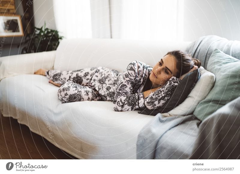 kaukasische Frau, die zu Hause auf dem Sofa liegt. Lifestyle Stil Glück schön Erholung ruhig Wohnzimmer Mensch Erwachsene Denken schlafen träumen modern Liege