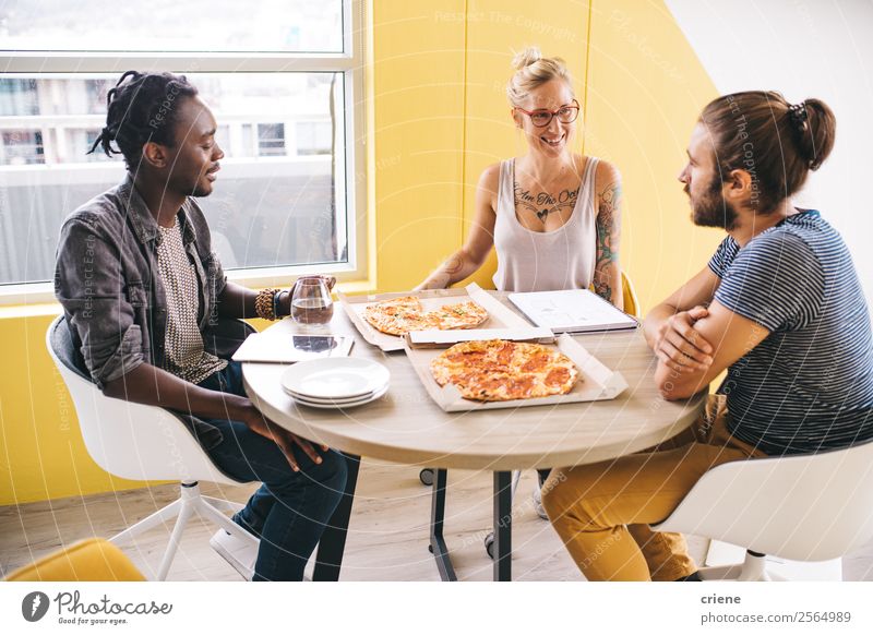 gemischtrassige Gruppe von Kollegen, die während der Arbeit Pizza essen. Essen Mittagessen Abendessen Fastfood Glück schön Studium Arbeit & Erwerbstätigkeit