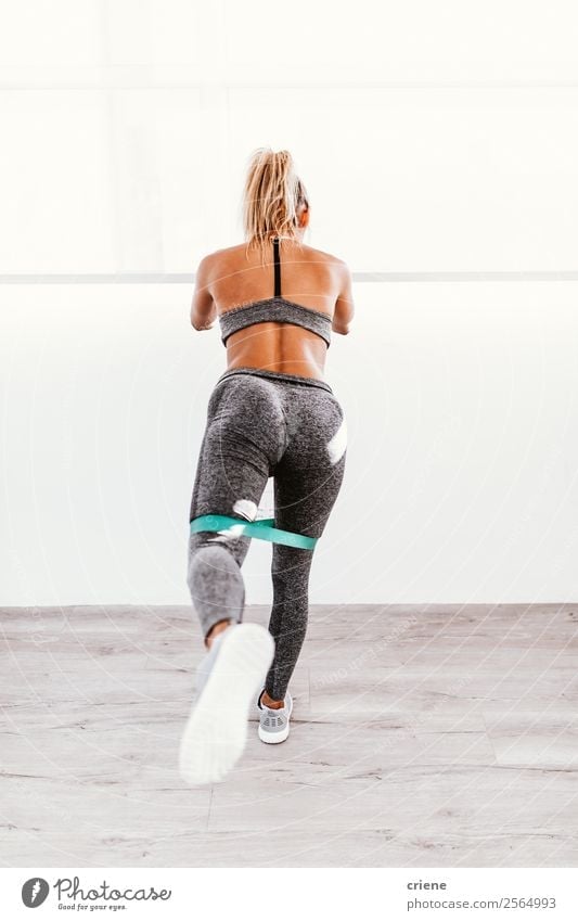 junge Frau beim Training zu Hause Lifestyle schön Körper Wellness Erholung Sport Yoga Mensch Erwachsene Band Unterwäsche Bewegung Fitness stehen muskulös üben