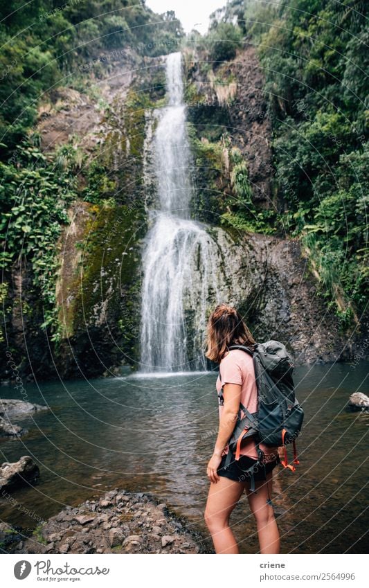 junge Frau vor dem tropischen Wasserfall stehend schön Ferien & Urlaub & Reisen Tourismus Abenteuer Sommer Insel wandern Sport Mensch Erwachsene Natur Wald