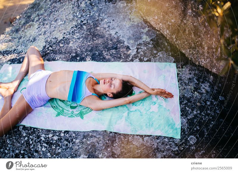 junge Frau bei Yoga-Übungen an der Küste Lifestyle schön Körper Erholung Meditation Ferien & Urlaub & Reisen Sommer Sonne Strand Meer Sport Mensch Erwachsene
