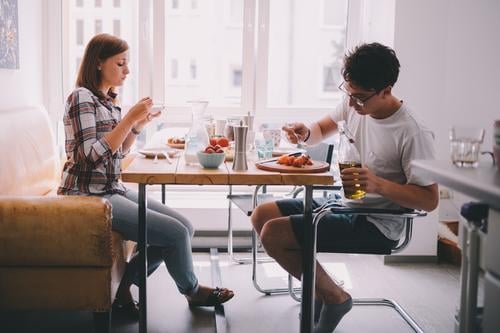 junges Paar beim gemeinsamen Frühstück in der Küche Gemüse Essen Kaffee Freude schön Stuhl Tisch sprechen Mensch Frau Erwachsene Mann Familie & Verwandtschaft