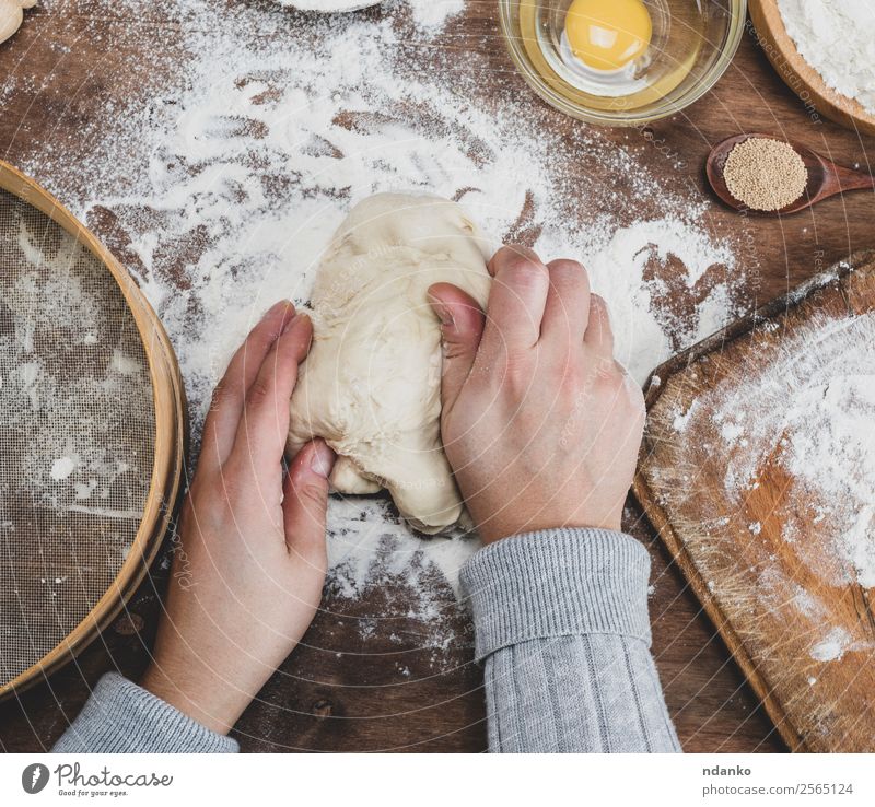 handgekneteter Teig Teigwaren Backwaren Brot Tisch Küche Frau Erwachsene Hand Holz machen weiß Bäckerei Mehl Pizza Essen zubereiten Kneten Lebensmittel Top