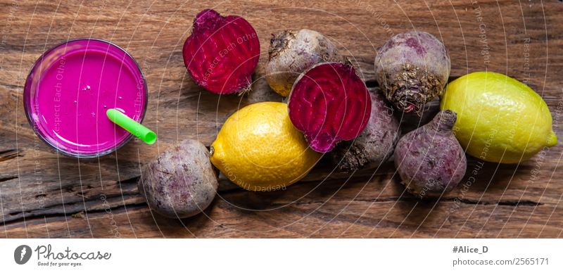 Rote Beete Rüben und Zitronen Shot Lebensmittel Gemüse Frucht Frühstück Bioprodukte Vegetarische Ernährung Saft Milchshake Glas Lifestyle schön Gesundheit