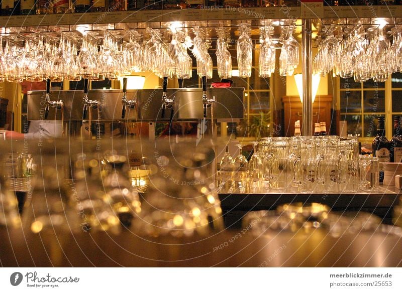 Gläser rücken Glas Gastronomie Restaurant Bar Theke Alkohol Kneipe spühle