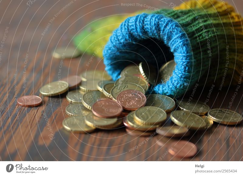 Sparstrumpf Sammlung Strümpfe Wollsocke Holz Metall Zeichen Geld liegen außergewöhnlich historisch blau braun gelb grün Ausdauer sparsam geizig einzigartig