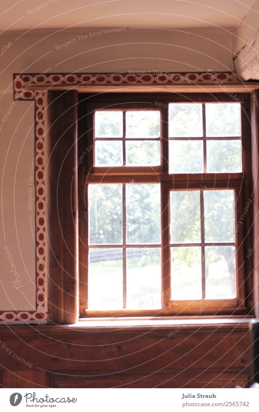 Guten morgen Fenster Sonne Dorf Haus alt schön einzigartig braun rot authentisch Borte bemalt Holz Holzfenster Farbfoto Innenaufnahme Tag Sonnenlicht