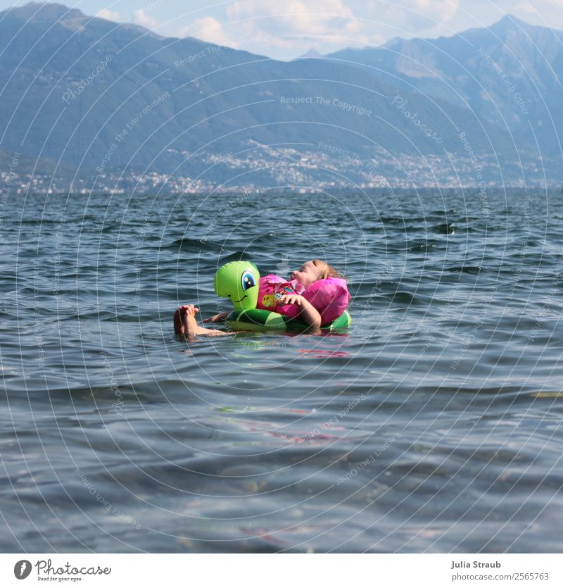 Kind schwimmen genießen Schwimmen & Baden feminin Kleinkind 1 Mensch 1-3 Jahre Wasser Wolken Sommer Schönes Wetter Berge u. Gebirge See Lago Maggiore Italien