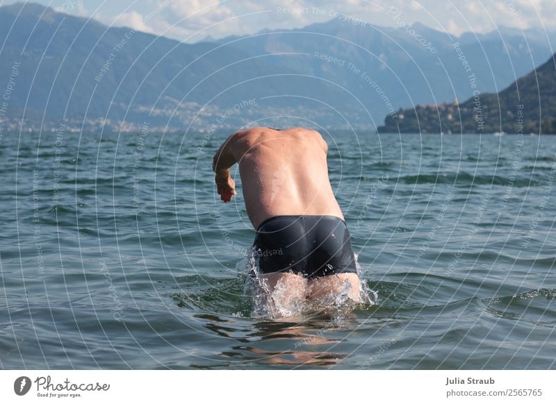 abtauchen See Berge maskulin Mann Erwachsene 1 Mensch 30-45 Jahre Wasser Wassertropfen Wolken Sommer Berge u. Gebirge Wellen Lago Maggiore Badehose Bewegung